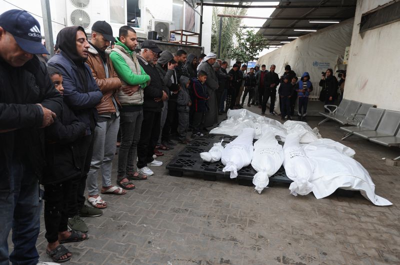 &copy; Reuters. معزون يصلون إلى جانب جثامين فلسطينيين قتلوا في قصف إسرائيلي في رفح بجنوب قطاع غزة يوم الأحد. تصوير: إبراهيم أبو مصطفى - رويترز.