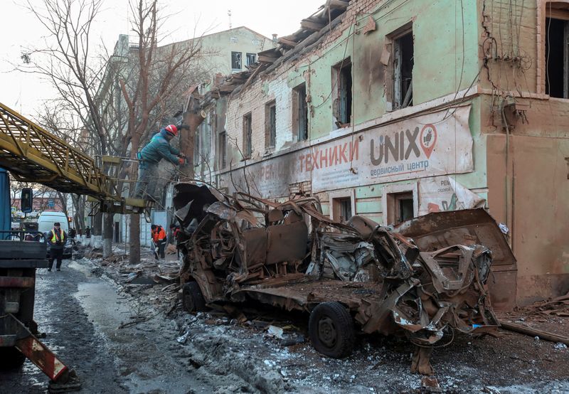 © Reuters. عاملون يزيلون الركام بموقع تعرض لقصف صاروخي روسي بوسط منطقة خاركيف الأوكرانية يوم 17 يناير كانون الثاني 2024في صورة لرويترز.