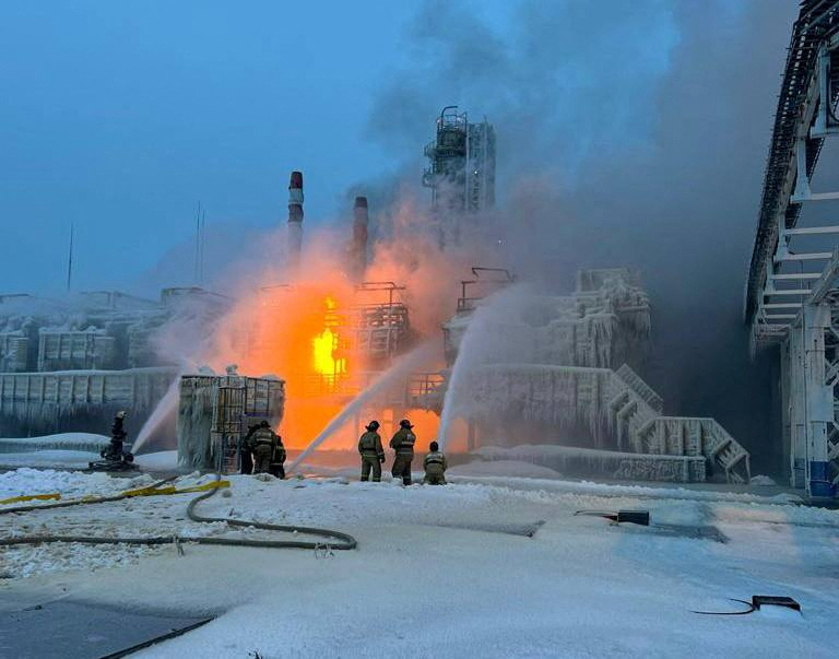 &copy; Reuters. Firefighters work to extinguish fire at the Novatek terminal in the port of Ust-Luga, Russia, January 21, 2024. Leningrad Region's Governor Alexander Drozdenko Telegram channel via REUTERS 