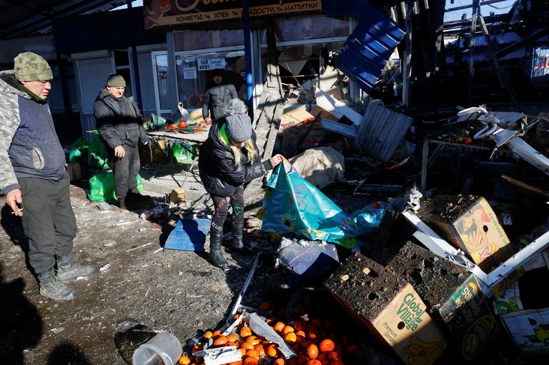 © Reuters. People remove debris at a food market following, what local Russian-installed authorities say, was a Ukrainian military strike in the course of Russia-Ukraine conflict in Donetsk, Russian-controlled Ukraine, January 21, 2024. REUTERS/Alexander Ermochenko