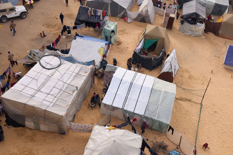 &copy; Reuters. Displaced Palestinians, who fled their houses due to Israeli strikes, take shelter in a tent camp in Rafah in the southern Gaza Strip January 21, 2024. REUTERS/Saleh Salem