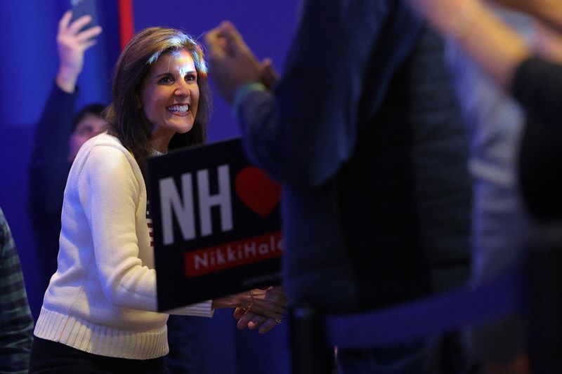 &copy; Reuters. La candidata presidencial republicana y exembajadora de Estados Unidos ante las Naciones Unidas Nikki Haley saluda a los votantes mientras sube al escenario en un mitin de la campaña Get Out the Vote antes de las elecciones primarias de Nuevo Hampshire e