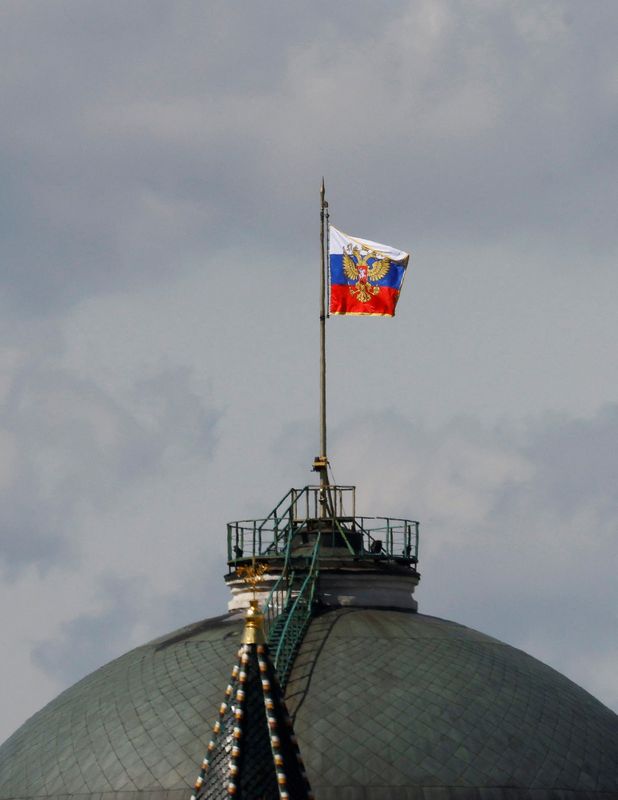 &copy; Reuters. العلم الروسي يرفرف في موسكو يوم الرابع من مايو أيار 2023. صورة لرويترز من ممثل لوكالات الأنباء.
