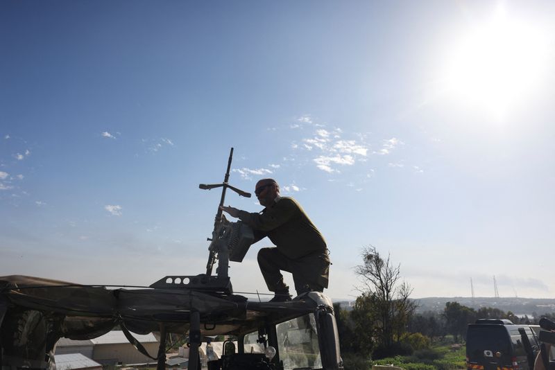© Reuters. An Israeli soldier adjusts a weapon on top of a vehicle, amid the ongoing conflict between Israel and the Palestinian Islamist group Hamas, near Israel's border with Gaza, southern Israel January 21, 2024. REUTERS/Ronen Zvulun