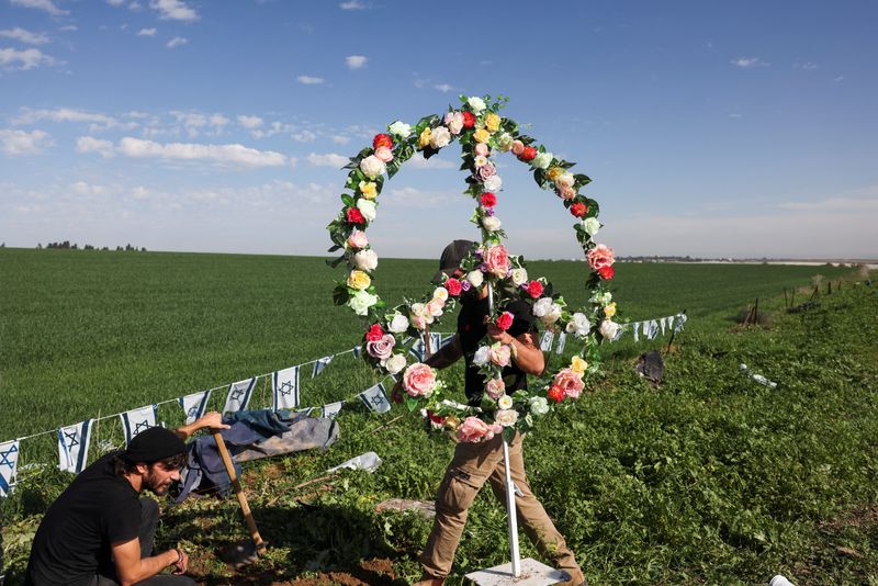 &copy; Reuters. The family of Liraz Assulin, 38, who fled from the Nova festival and was killed during the deadly October 7 attack by gunmen from Palestinian Islamist group Hamas, creates a memorial for her, near Kibbutz Kfar Aza in southern Israel, January 21, 2024. REU