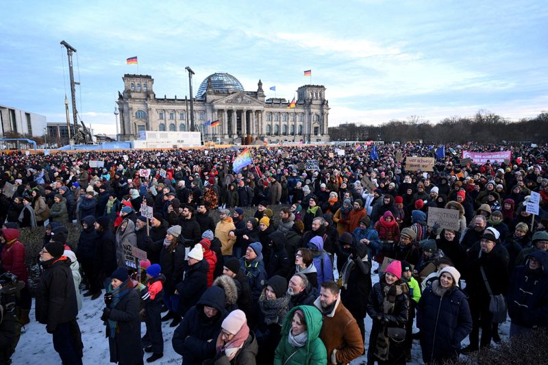 © Reuters. People gather in front of the Reichstag building, seat of the lower house of parliament Bundestag, as they attend a demonstration of a broad alliance under the slogan #TogetherAgainstRight to protest against the Alternative for Germany party (AfD), right-wing extremism and for the protection of democracy in front of the Bundestag building in Berlin, Germany, January 21, 2024. REUTERS/Annegret Hilse