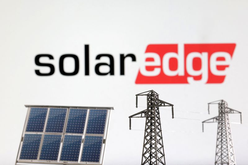 &copy; Reuters. Miniatures of solar panel and electric pole are seen in front of SolarEdge logo in this illustration taken January 17, 2023. REUTERS/Dado Ruvic/Illustration/File photo