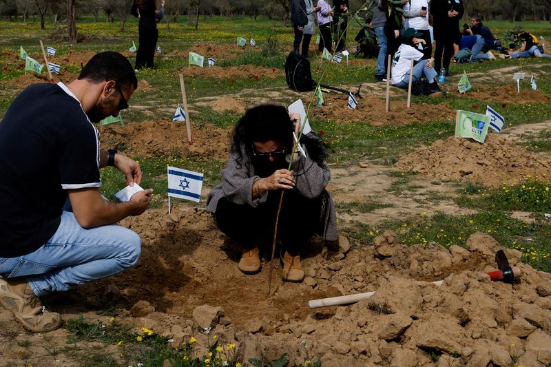 &copy; Reuters. Familiares y cercanos plantan árboles en memoria de las personas que murieron y fueron secuestradas durante el ataque del 7 de octubre perpetrado por hombres armados de Hamás desde Gaza, en el lugar donde se celebraba la fiesta de Nova, en medio del act