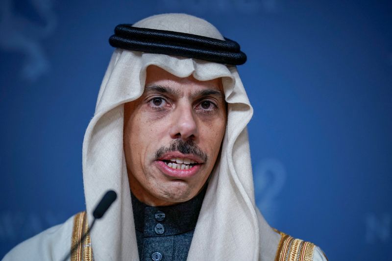 &copy; Reuters. FOTO DE ARCHIVO: El ministro de Asuntos Exteriores de Arabia Saudita, el príncipe Faisal bin Farhan Al Saud, habla en la rueda de prensa posterior a la reunión sobre la situación de Gaza con los ministros de Asuntos Exteriores de Oriente Medio, los pa