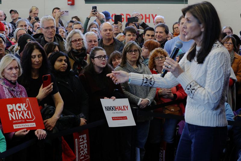 © Reuters. Audience members listen as Republican presidential candidate and former U.S. Ambassador to the United Nations Nikki Haley speaks at a Get Out the Vote campaign rally ahead of the New Hampshire primary election in Derry, New Hampshire, U.S., January 21, 2024.   REUTERS/Brian Snyder