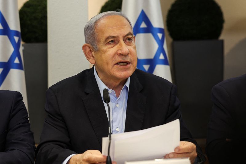 &copy; Reuters. FOTO DE ARCHIVO: El primer ministro israelí, Benjamin Netanyahu, habla durante la reunión semanal del gabinete en el Ministerio de Defensa en Tel Aviv, Israel, 7 de enero de 2024. REUTERS/Ronen Zvulun/Pool/Archivo