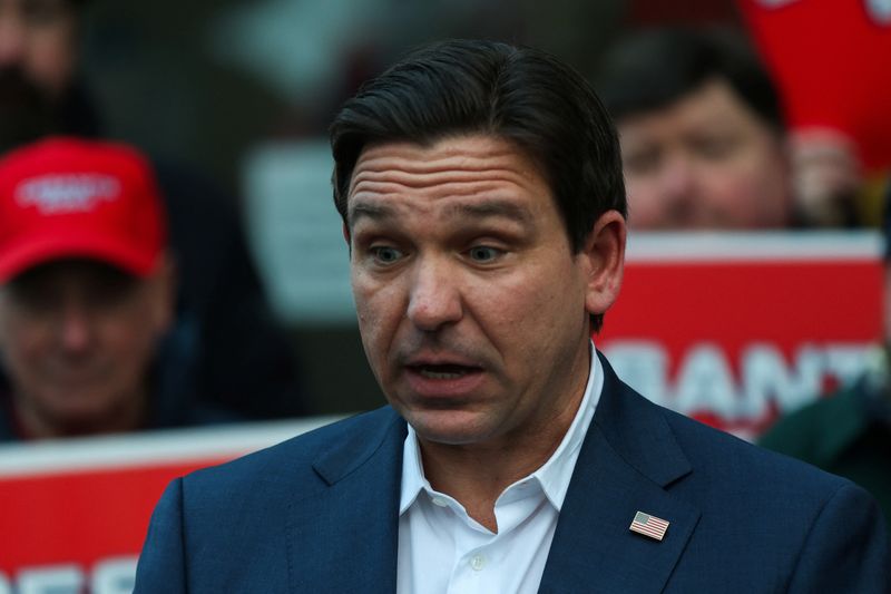 &copy; Reuters. FILE PHOTO: Republican presidential candidate and Florida Governor Ron DeSantis speaks to members of the press during a campaign visit ahead of the New Hampshire primary election at Saint Anselm College in Goffstown, New Hampshire, U.S. January 19, 2024. 