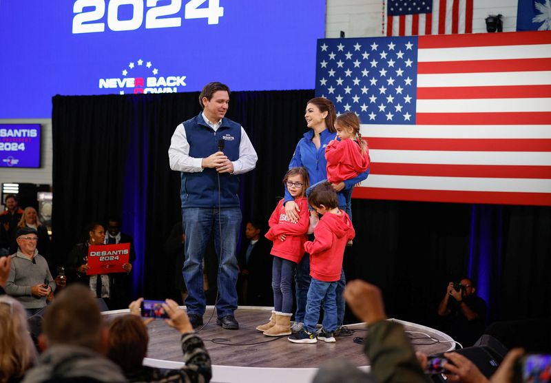 © Reuters. Casey DeSantis introduces her husband and Republican presidential candidate and Florida Governor Ron DeSantis as he makes a campaign visit ahead of the South Carolina presidential primary in Myrtle Beach, South Carolina, U.S. January 20, 2024.  REUTERS/Randall Hill