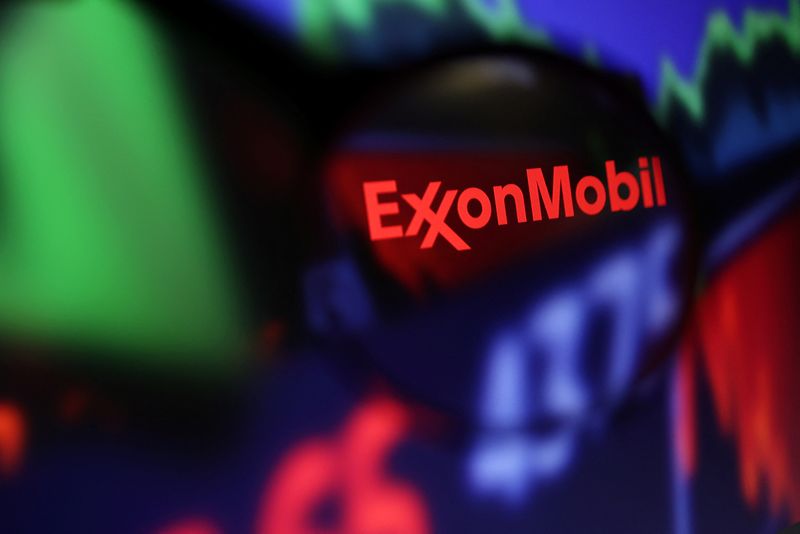 &copy; Reuters. FOTO DE ARCHIVO: El logo de Exxon Mobil y un gráfico de acciones se ven a través de una lupa en esta ilustración tomada el 4 de septiembre de 2022. REUTERS/Dado Ruvic/Ilustración/Archivo
