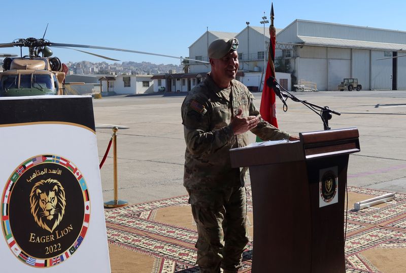 © Reuters. الجنرال مايكل إريك كوريلا قائد القيادة المركزية الأمريكية  يتحدث في مؤتمر صحفي بقاعدة ماركا الجوية في العاصمة الأردنية عمان بصورة من أرشيف رويترز .  