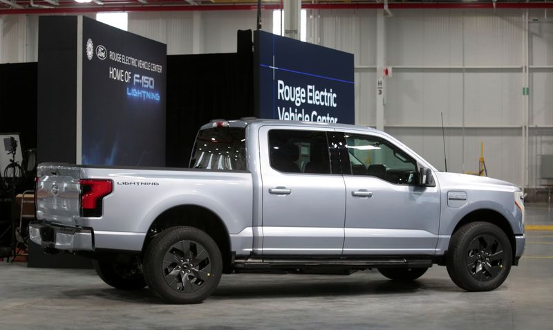 &copy; Reuters. １月１９日、米自動車大手フォード・モーターは、ＥＶの需要が想定を下回る中で、電動ピックアップトラック「Ｆ─１５０ライトニング」の生産を縮小すると発表した。写真は「Ｆ─１５