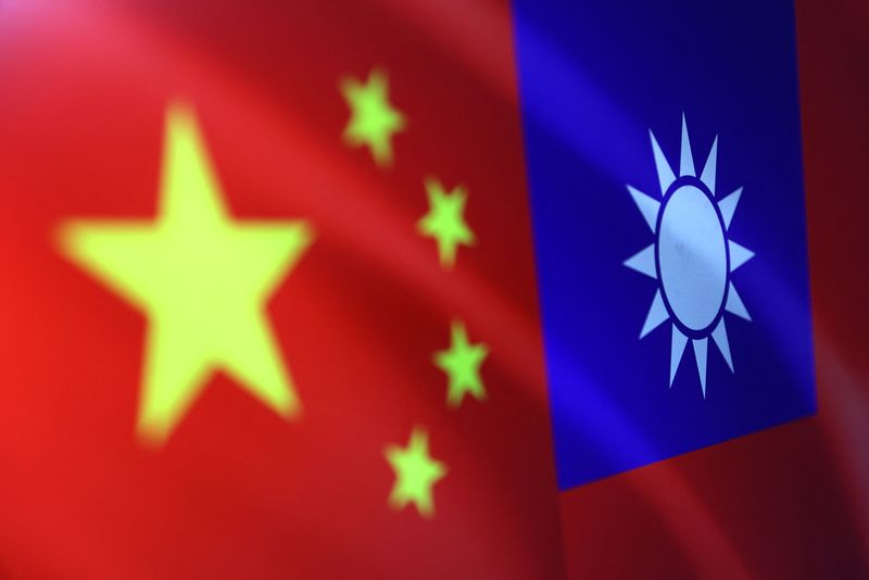 &copy; Reuters. 台湾国防部（国防省）は、中国の気球６基が２１日に台湾海峡上空を飛行したのを確認し、うち１基は台湾本島上空を横切ったと発表した。写真は中国と台湾の旗のイラストで２０２２年８