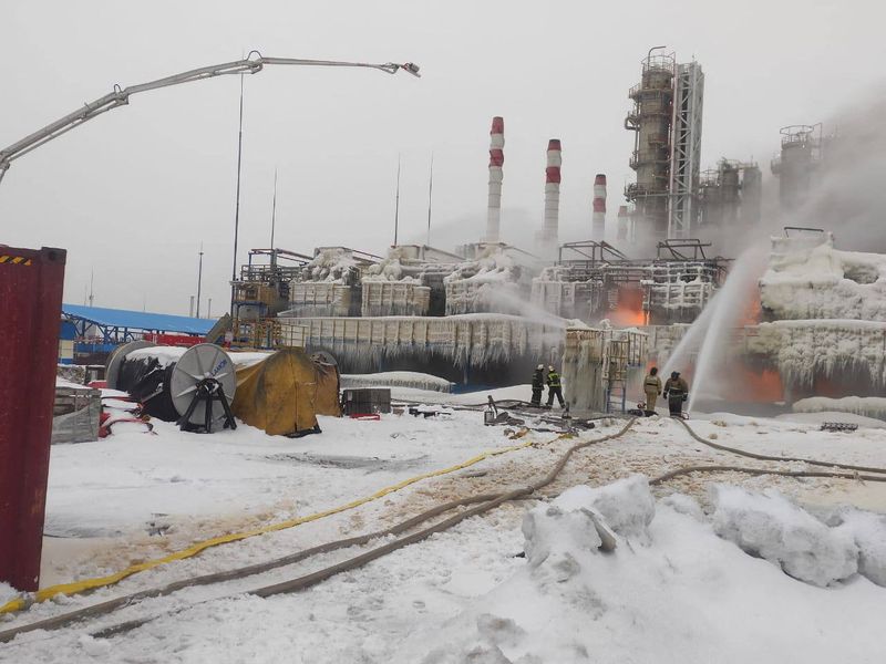 &copy; Reuters. Firefighters work to extinguish fire at a terminal belonging to Novatek, Russia's largest liquefied natural gas producer, in the port of Ust-Luga, Russia, January 21, 2024. Head of Administration of Kingiseppsky District of Leningrad Region Yuri Zapalatsk
