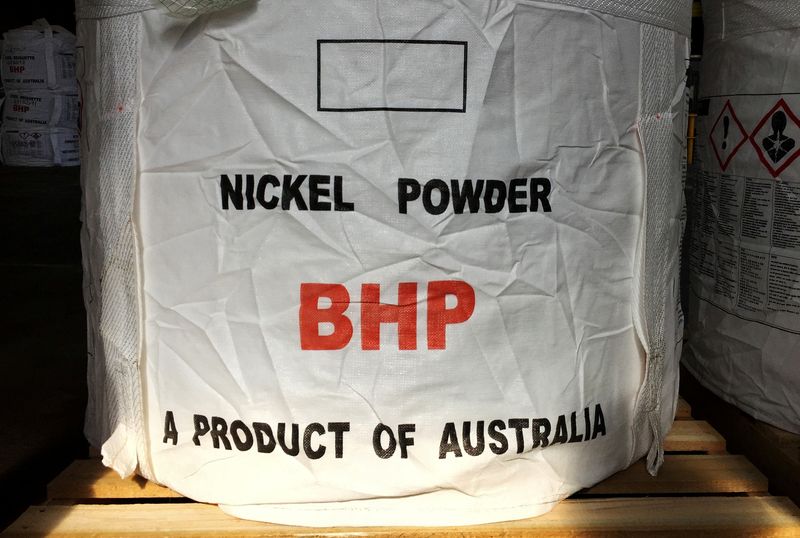&copy; Reuters.  １月２２日、豪資源大手ＢＨＰグループは、西オーストラリア州のカンバルダ・ニッケル選鉱場の一部を６月に一時操業停止すると発表した。写真はBHPのニッケル粉の袋。豪パースで２０