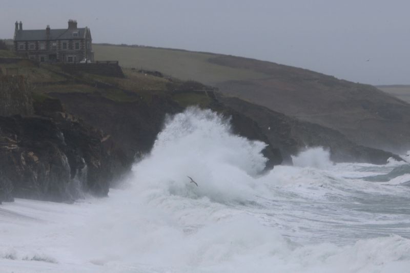 &copy; Reuters. أمواج عالية تضرب شاطئ بورثلفن ببريطانيا جراء العاصفة إيشا يوم الأحد في صورة حصلت عليها رويترز من وسائل التواصل الاجتماعي. 