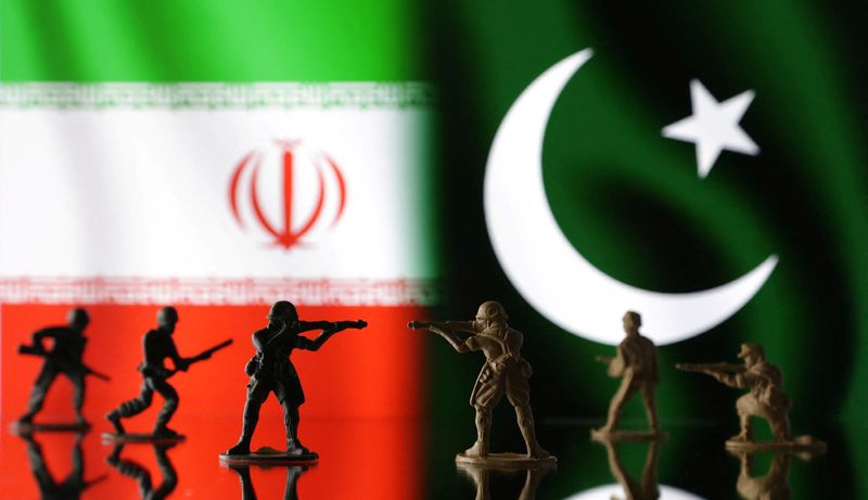 © Reuters. مجسمات صغيرة لجنود أمام العلمين الإيراني والباكستاني في صورة التقطت يوم 18 يناير كانون الثاني 2024. تصوير: دادو روفيتش - رويترز
