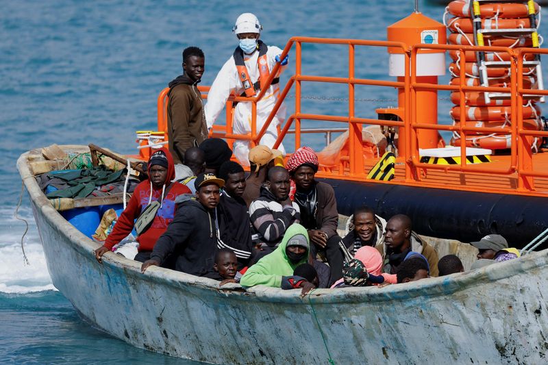 &copy; Reuters. A group of migrants wait to disembark from a wooden boat after being rescued by a Spanish coast guard vessel in the port of Arguineguin, on the island of Gran Canaria, Spain, January 18, 2024. REUTERS/Borja Suarez/File Photo