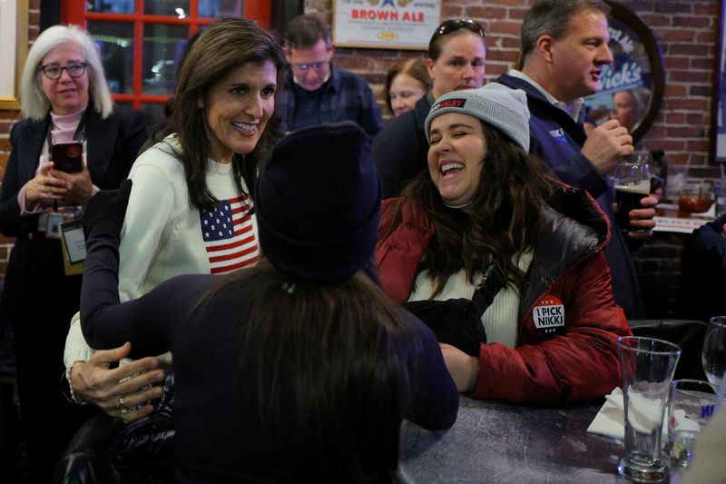 © Reuters. FILE PHOTO: Republican presidential candidate and former U.S. Ambassador to the United Nations Nikki Haley makes a campaign stop at the Peddler?s Daughter Irish Bar, ahead of the New Hampshire primary election in Nashua, New Hampshire, U.S., January 20, 2024.   REUTERS/Brian Snyder