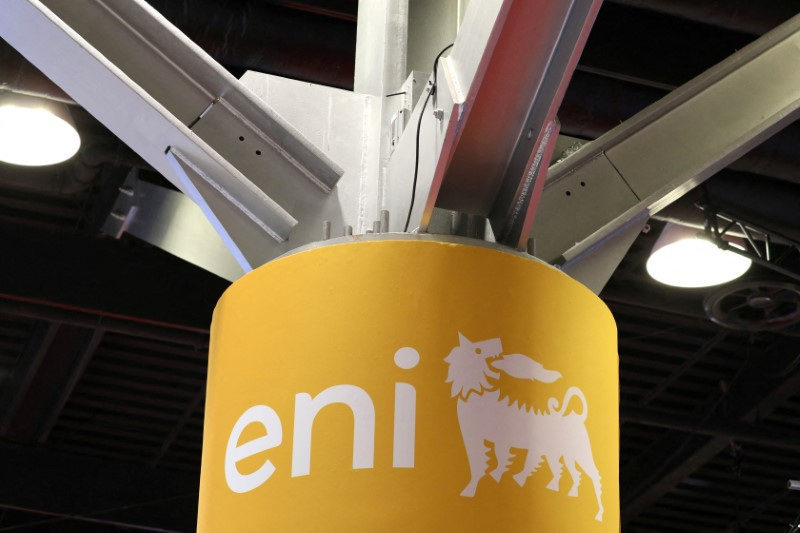 &copy; Reuters. Il logo della multinazionale italiana dell'energia Eni è esposto nel suo stand durante la fiera dell'energia LNG 2023 a Vancouver, British Columbia, Canada, 12 luglio 2023. REUTERS/Chris Helgren/Foto d'archivio