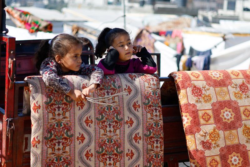 &copy; Reuters. Bambine palestinesi in fuga da Khan Younis a causa dell'operazione di terra israeliana arrivano a Rafah, nel sud della Striscia di Gaza, 22 gennaio 2024. REUTERS/Ibraheem Abu Mustafa