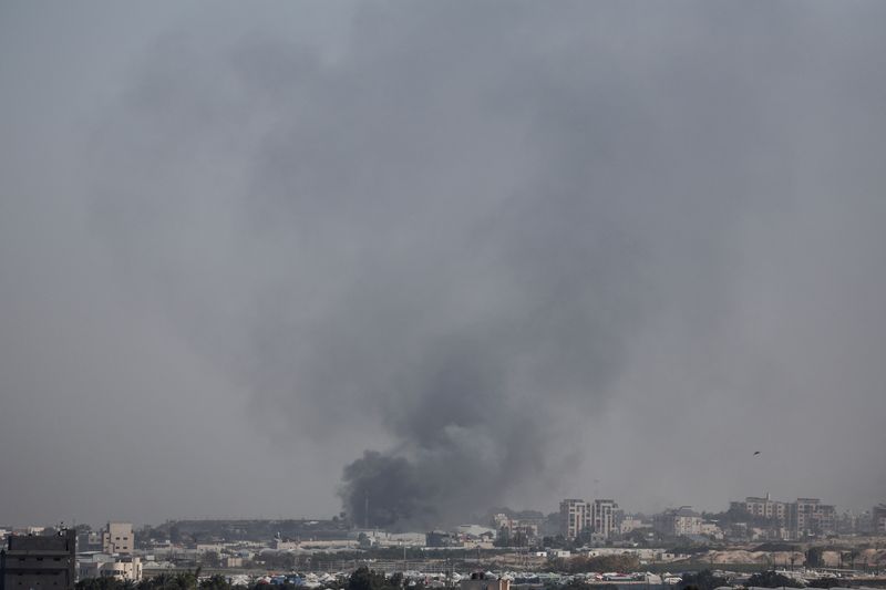 &copy; Reuters. دخان، يمكن مشاهدته من رفح في جنوب غزة، يتصاعد جراء عملية برية إسرائيلية في خان يونس يوم الاثنين. تصوير: إبراهيم أبو مصطفى - رويترز