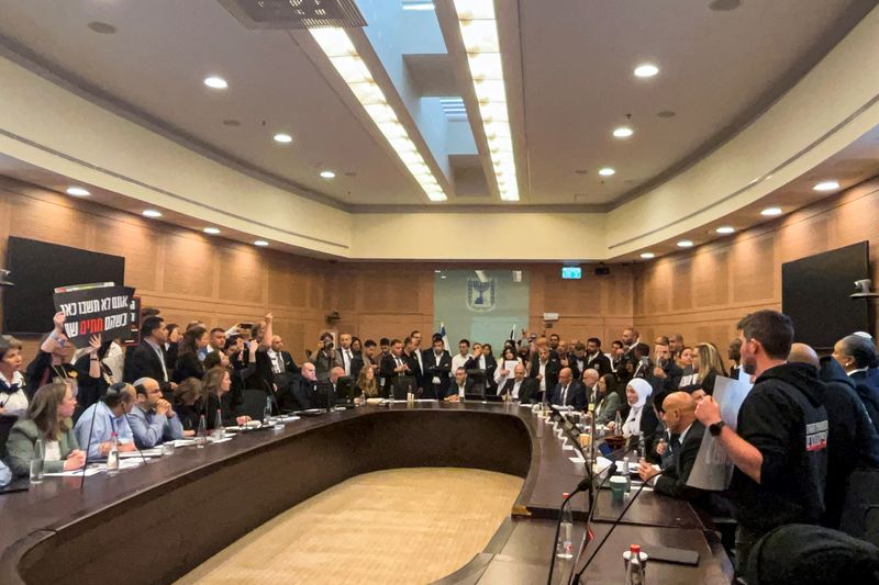 &copy; Reuters. Parentes de reféns de Gaza invadem reunião do Parlamento israelense
 22/1/2024    REUTERS/Steven Scheer