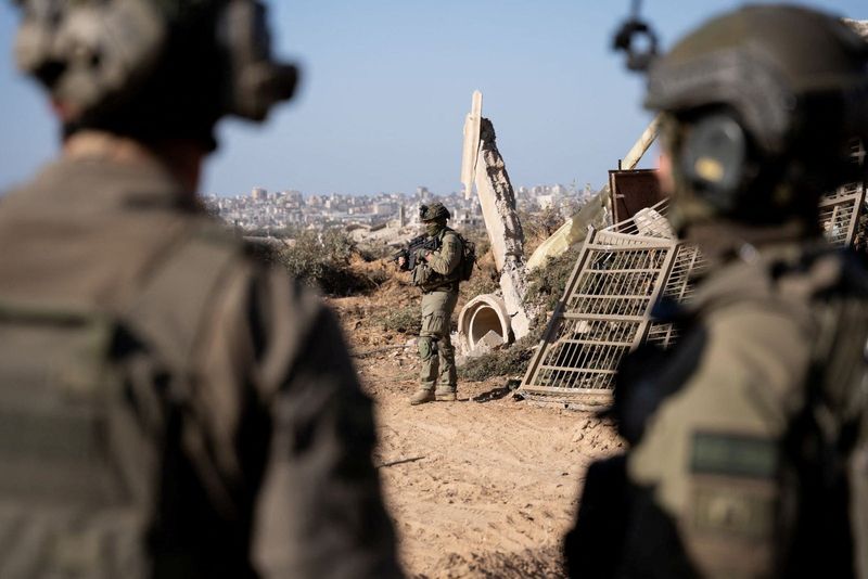 &copy; Reuters. جنود إسرائيليون خلال عملية عسكرية بقطاع غزة يوم الاثنين. صورة لرويترز من الجيش الإسرائيلي.