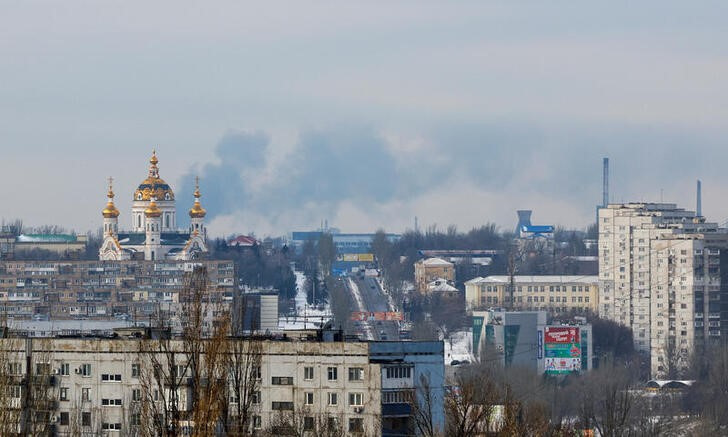 &copy; Reuters. Una columna de humo se eleva sobre Donetsk, ciudad ucraniana bajo control ruso. 22 enero 2024. REUTERS/Alexander Ermochenko