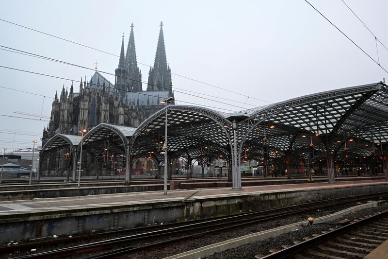 &copy; Reuters. Empty railway tracks are pictured at Cologne main train station during a strike by Germany's GDL train drivers' union demanding wage increases and a shorter working week, in Cologne, Germany, January 12, 2024. REUTERS/Jana Rodenbusch/ File Photo