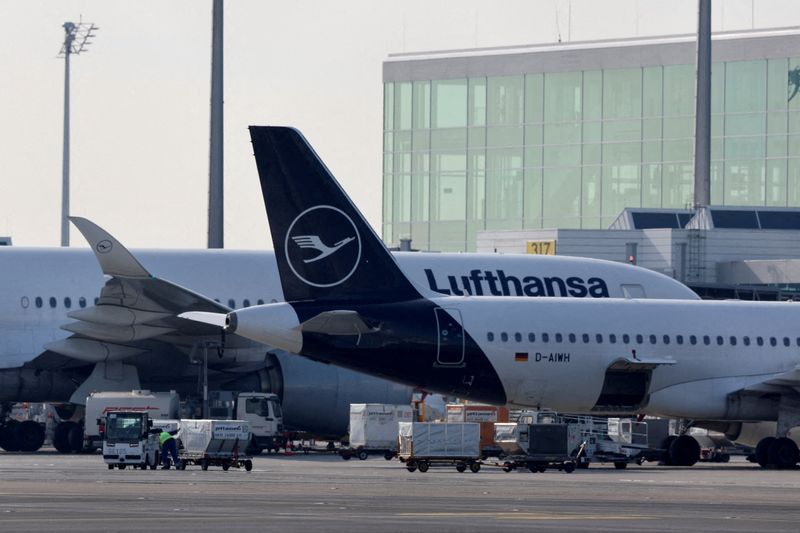 © Reuters. FILE PHOTO: Lufthansa's aircrafts are seen on the tarmac the day before VERDI union called airport workers at Frankfurt, Munich, Stuttgart, Hamburg, Dortmund, Hanover and Bremen airports to go on a 24-hour strike on Friday, at the Munich International Airport, Germany, February 16, 2023. REUTERS/Leonhard Simon///File Photo