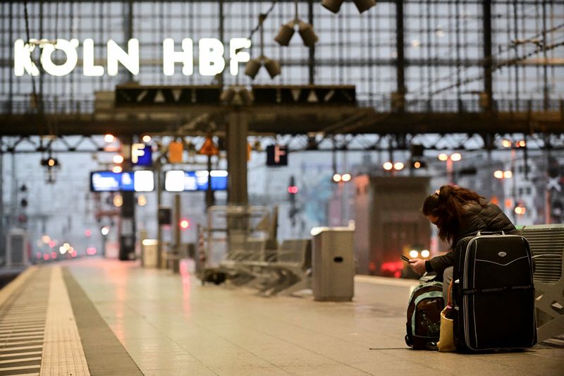 &copy; Reuters. Un passager attend un train de la Deutsche Bahn à Cologne, en Allemagne. /Photo prise le 12 janvier 2024/REUTERS/Jana Rodenbusch