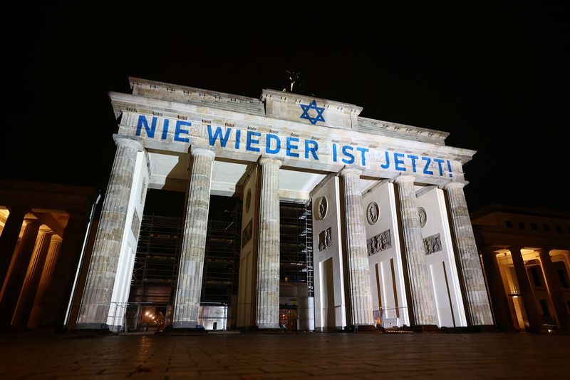&copy; Reuters. FOTO DE ARCHIVO: La Puerta de Brandemburgo iluminada con los colores de Israel y la Estrella de David, en Berlín, Alemania. 9 de noviembre de 2023. El mensaje reza "Nunca más es ahora". REUTERS/Lisi Niesner