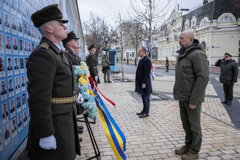 &copy; Reuters. El primer ministro polaco Donald Tusk y su homólogo ucraniano Denys Shmyhal visitan el Muro de la Memoria de los Defensores Caídos de Ucrania, en Kiev 
Ene 22, 2024. REUTERS/Viacheslav Ratynskyi