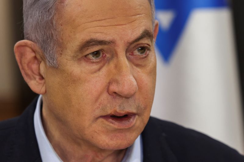 &copy; Reuters. Il primo ministro israeliano Benjamin Netanyahu convoca la riunione settimanale del gabinetto presso il ministero della Difesa a Tel Aviv, Israele, 7 gennaio 2024. REUTERS/Ronen Zvulun/Pool/File Photo