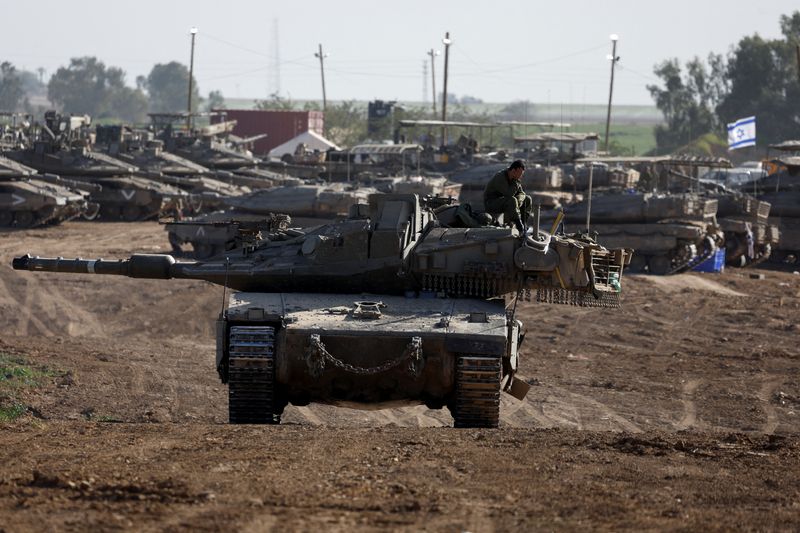 &copy; Reuters. Des véhicule militaires israéliens, près de la frontière avec le centre de Gaza. /Photo prise le 22 janvier 2024/REUTERS/Amir Cohen