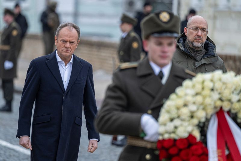 &copy; Reuters. Il primo ministro polacco Donald Tusk e il suo omologo ucraino Denys Shmyhal visitano il Muro della Memoria dei Difensori Caduti dell'Ucraina, nel contesto dell'attacco russo all'Ucraina, a Kiev, Ucraina, 22 gennaio 2024. REUTERS/Viacheslav Ratynskyi