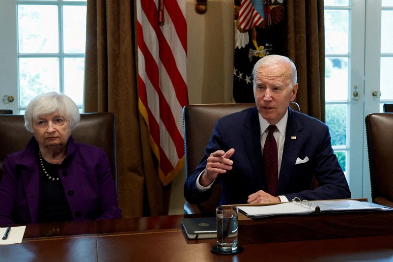 &copy; Reuters. FILE PHOTO: U.S. President Joe Biden speaks next to U.S. Treasury Secretary Janet Yellen during a cabinet meeting in the Cabinet Room of the White House in Washington, U.S., June 6, 2023. REUTERS/Evelyn Hockstein/File Photo