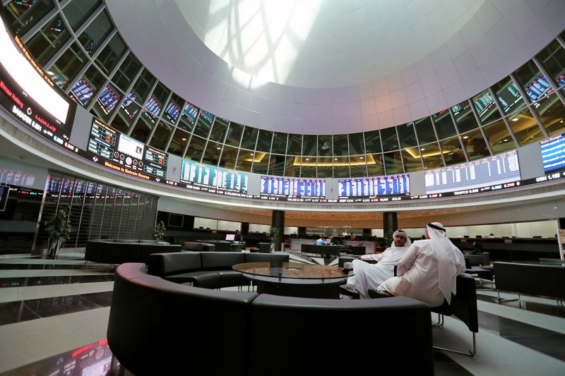 © Reuters. متداولان يتطلعان إلى شاشات إلكترونية تعرض بيانات المؤشرات في بورصة البحرين بالمنامة في صورة من أرشيف رويترز.