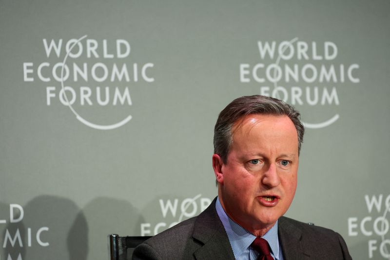 © Reuters. وزير الخارجية البريطاني ديفيد كاميرون خلال الاجتماع السنوي للمنتدى الاقتصادي العالمي في دافوس يوم 17 يناير كانون الثاني 2024. تصوير: دينيس باليبوس - رويترز.