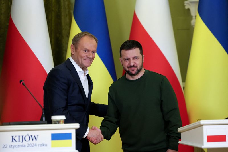 &copy; Reuters. الرئيس الأوكراني فولوديمير زيلينسكي ورئيس الوزراء البولندي دونالد توسك لدى حضورهما مؤتمرا صحفيا مشتركا في العاصمة الأوكرانية كييف في صورة