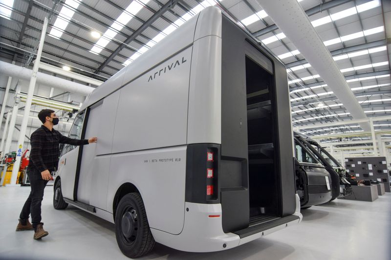 &copy; Reuters. A man looks at a fully-electric test van, due to go into production in 2022, built by electric van and bus maker Arrival Ltd, that has seen a spike in interest due to soaring e-commerce amid the coronavirus disease (COVID-19) pandemic and looming fossil-f