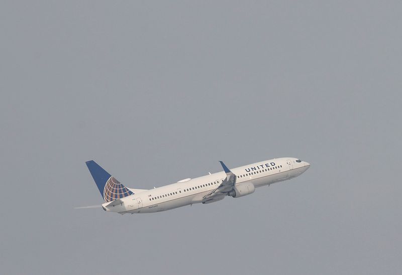 &copy; Reuters. طائرة من طراز بوينج 737-900 إي.آر. تابعة لشركة يونايتد إيرلاينز في أثناء إقلاعها من مطار بالولايات المتحدة في صورة من أرشيف رويترز. 