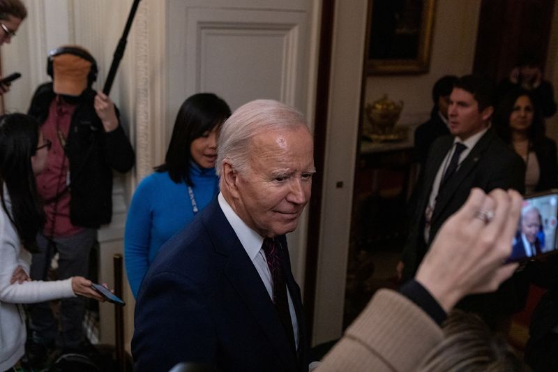 &copy; Reuters. FILE PHOTO: U.S. President Joe Biden speaks to the media following a gathering with mayors attending the U.S. Conference of Mayors' annual winter meeting, in the East Room at the White House in Washington, U.S., January 19, 2024. REUTERS/Anna Rose Layden