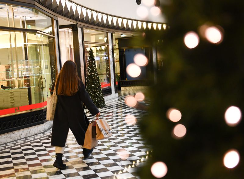&copy; Reuters. A woman walks with shopping bags through a mall ahead of the Christmas celebrations in Berlin, Germany December 23, 2019.  REUTERS/Annegret Hilse/File Photo