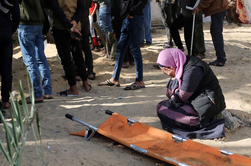 © Reuters. امرأة تبكي فيما يجري دفن فلسطينيين قتلوا في قصف إسرائيلي في محيط مستشفى ناصر في خان يونس بجنوب قطاع غزة يوم الاثنين. تصوير: أحمد زقوت - رويترز.
